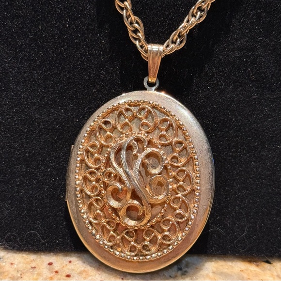 vintage 1970s Sarah Coventry gold-tone filigree oval locket necklace - Picture 2 of 5